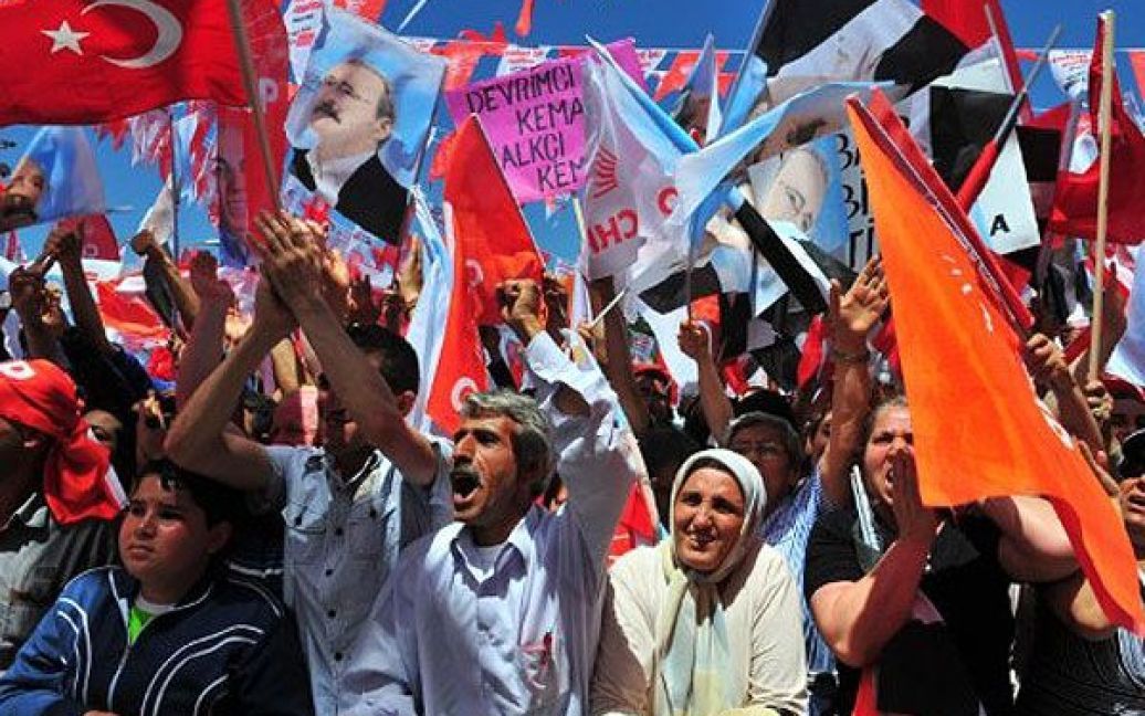 Туреччина, Діярбакір. Прихильники лідера головної опозиційної Республіканської народної партії Кемаля Кілікдароглу розмахують партійними прапорами під час мітингу напередодні парламентських виборів, які відбудуться в країні 12 червня. / © AFP