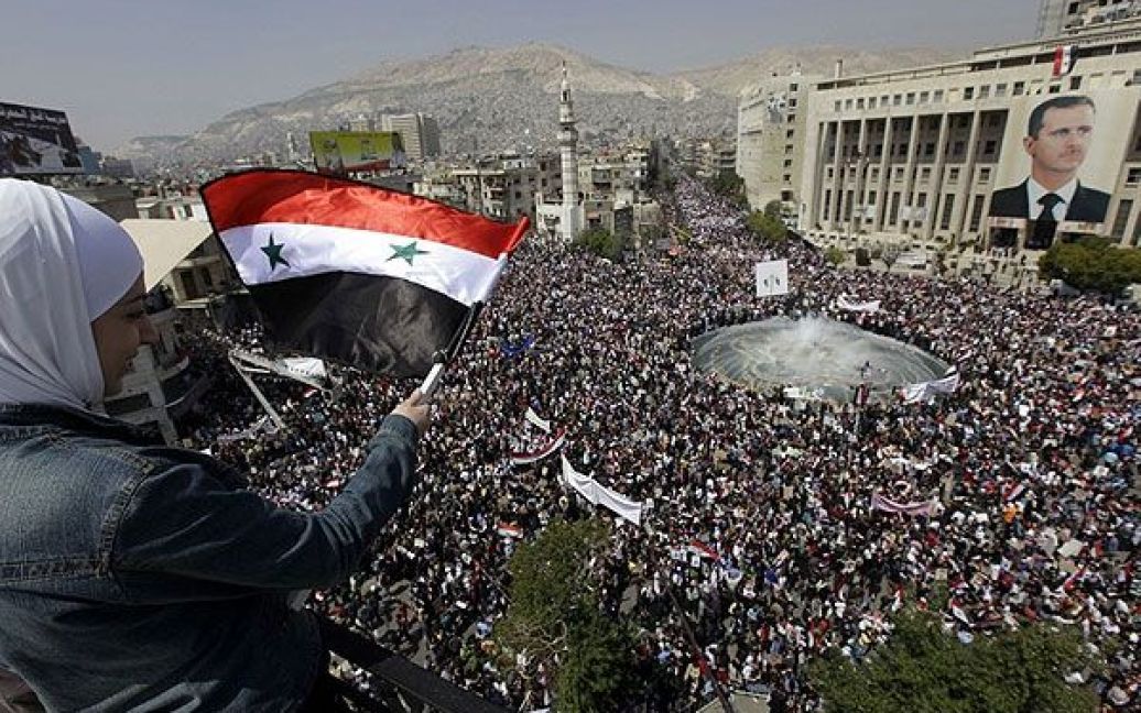 Сирія, Дамаск. Проурядовий мітинг на центральній площі Дамаска провели, коли президент Сирії Башар аль-Асад прийняв відставку свого уряду після майже двох тижнів демократичних заворушень, які серйозно загрожували його 11-річному правлінню. / © 