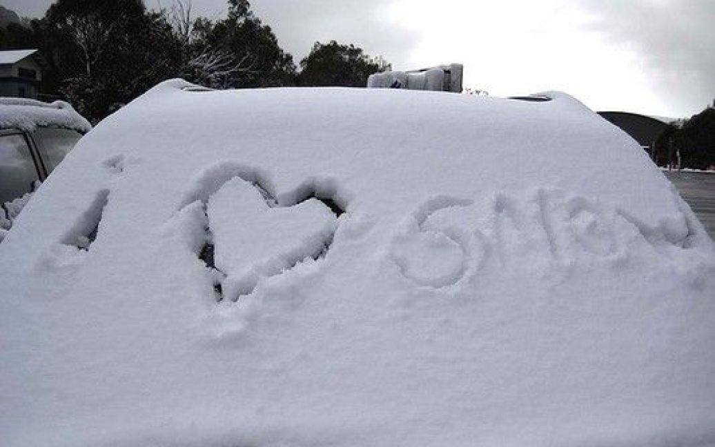 Через снігові замети було ухвалено рішення про закриття частини шосе / © smh.com.au