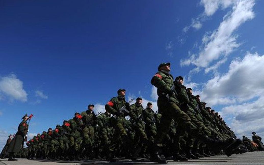 В репетиції Параду Перемоги взяли участь близько 20 тисяч військослужбовців і більше 100 сучасних бойових машин у супроводі оркестру. / © AFP