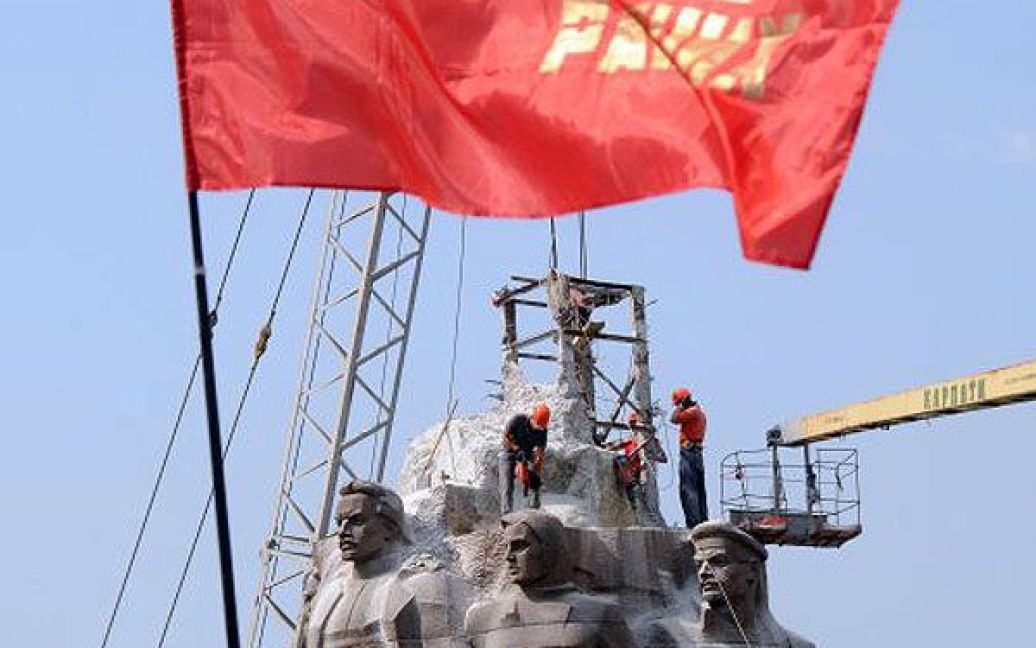 В Харкові на площі Конституції демонтують монумент на честь проголошення радянської влади в Україні. / © УНІАН