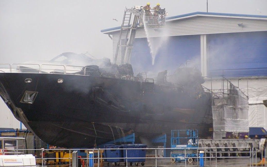 Блискавка вщент спалила яхту за 20 млн доларів на очах у власника / © Picasaweb.google.com