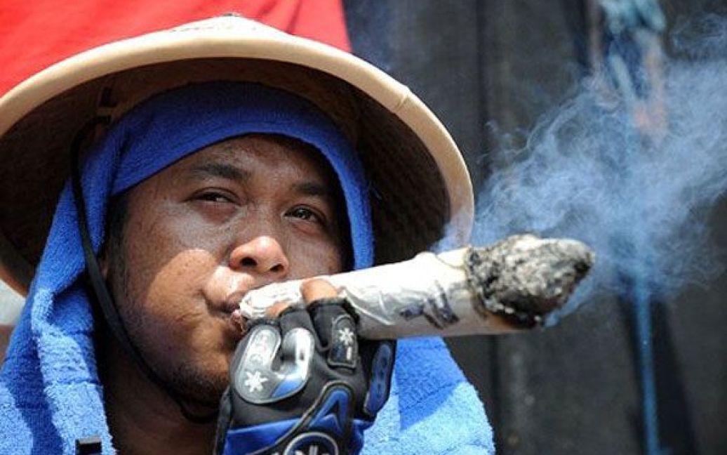 Індонезія, Джакарта. Індонезійські виробники тютюну і гвоздики провели акцію протесту проти нового регуляційного плану щодо куріння та курців, який запропонувало Міністерство охорони здоров&#039;я. / © AFP