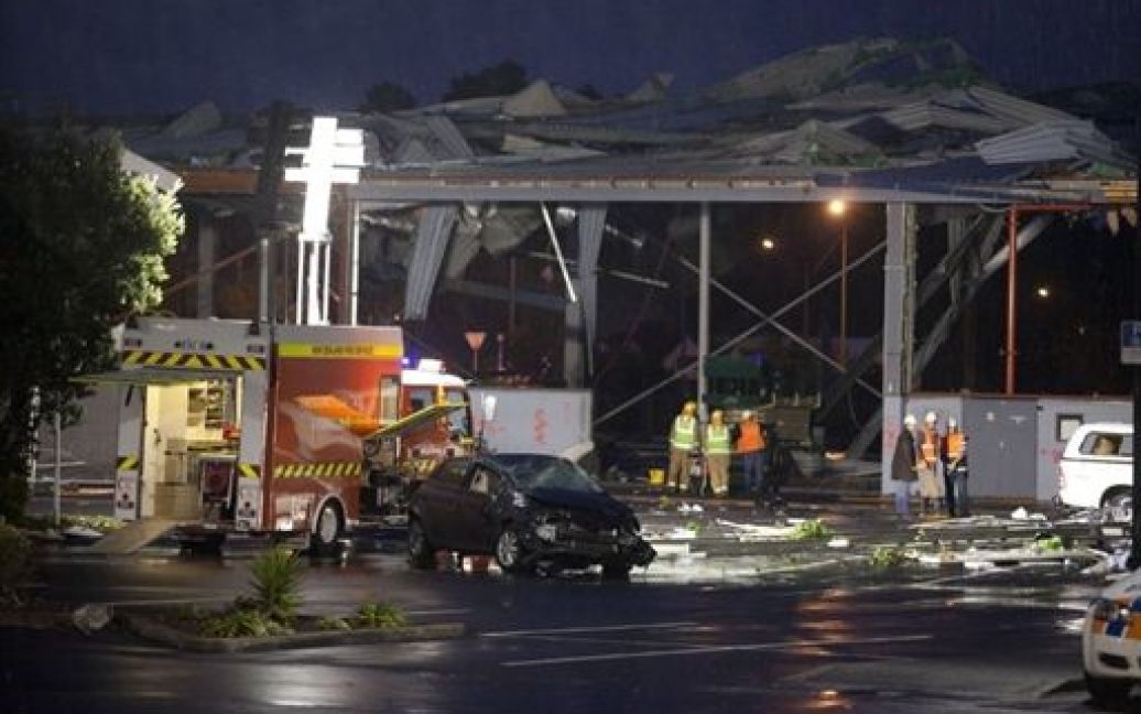 Нова Зеландія, Окленд. Рятувальники оцінюють пошкодження торговельного центру в Окленді. Внаслідок торнадо у Новій Зеландії загинули 3 людей, більше 10 отримали поранення. / © AFP