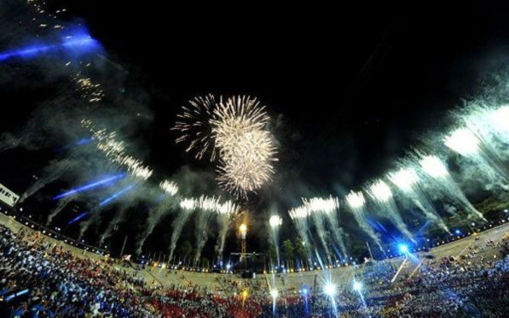 Греція, Афіни. Святковий салют над стадіоном "Панатінайкон" на честь урочистої церемонії відкриття Спеціальних олімпійських ігор 2011 в Афінах. / © AFP