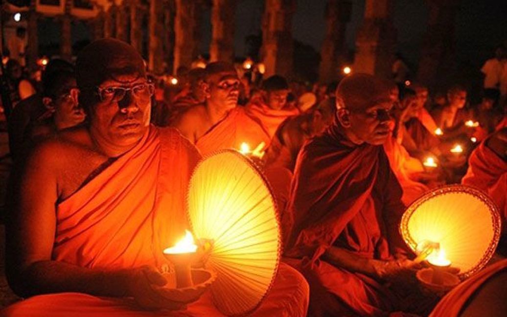 Шрі-Ланка, Коломбо. Активісти партії "Спадщина" і буддійські ченці влаштували мирну сидячу акцію на знак протесту проти проведення незалежного розслідування військових злочинів у армії Шрі-Ланки. / © AFP