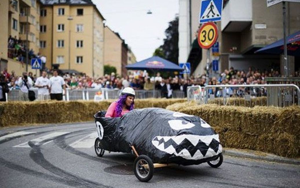 В Стокгольмі провели перегони на саморобних "мильницях" Stockholm Red Bull Soapbox 2011. / © AFP