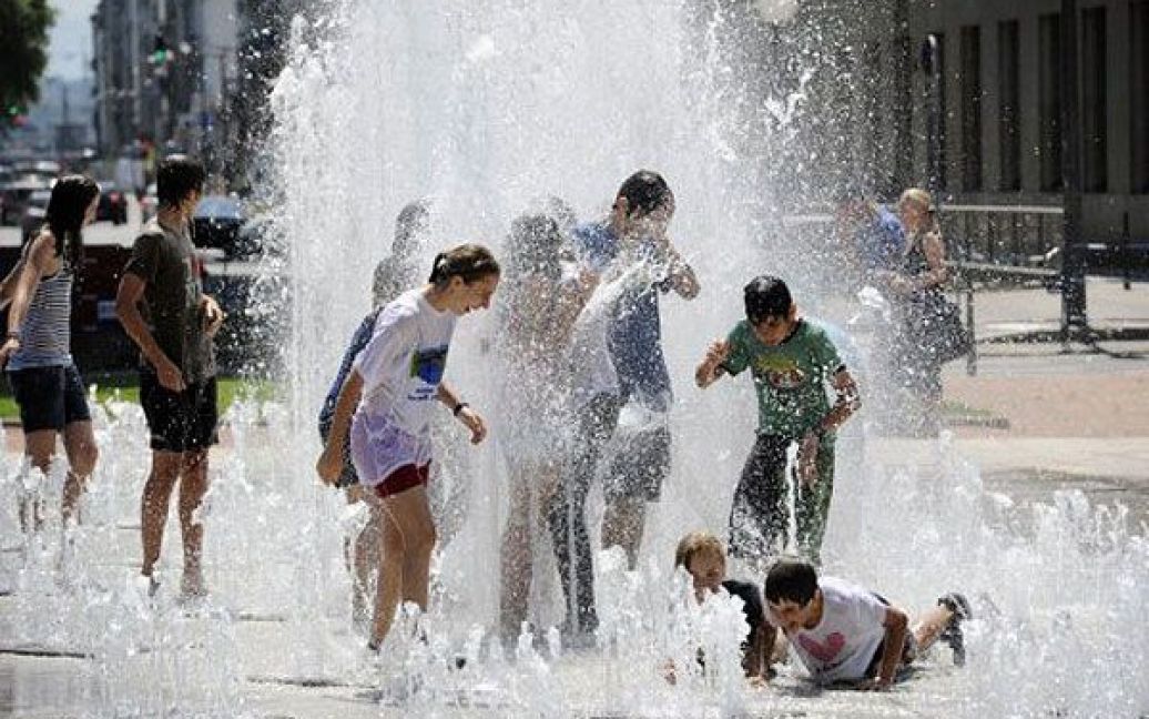 Франція, Ліон. Підлітки грають у фонтані, коли температура повітря підскочила до 40 градусів Цельсія в місті Ліон. / © AFP