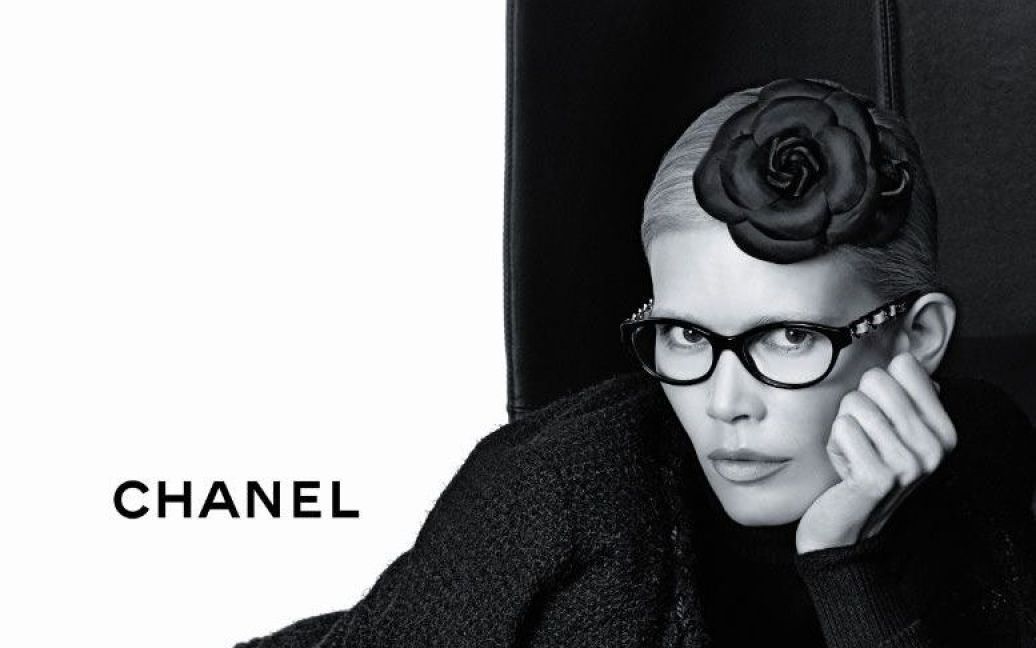 Клаудія Шиффер в окулярах з колекції Chanel Eyewear 2011 / © 