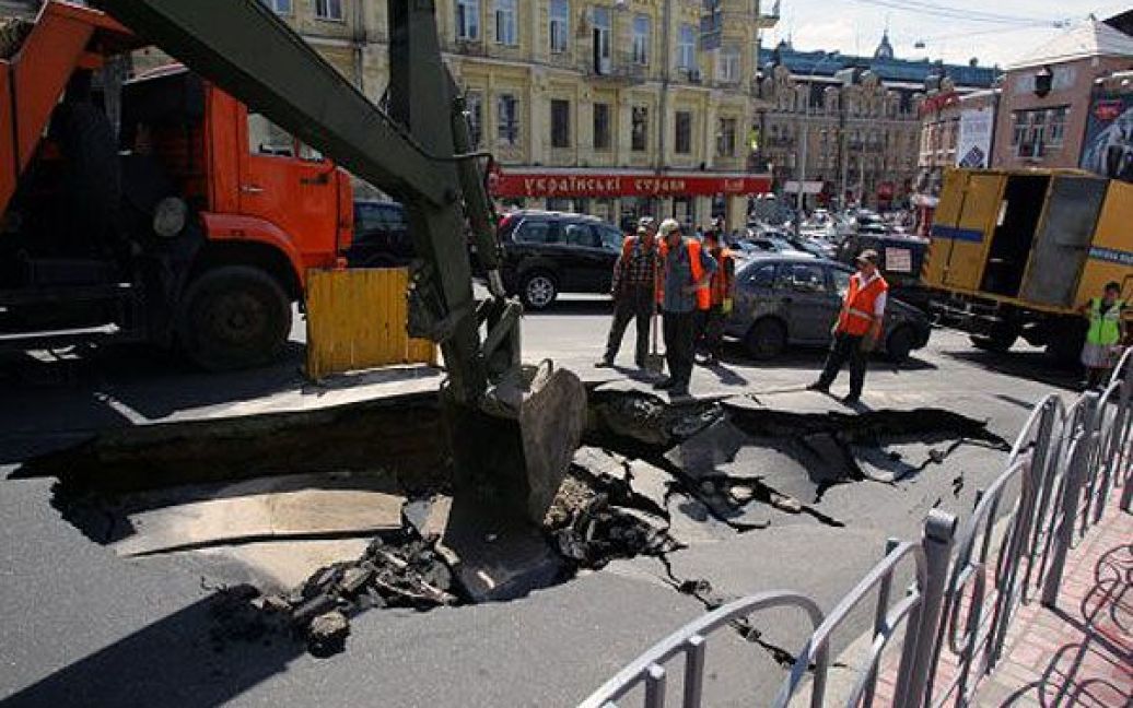 Через прорив труби біля Бесарабського ринку в центрі Києва утворився 4-метровий провал. / © 