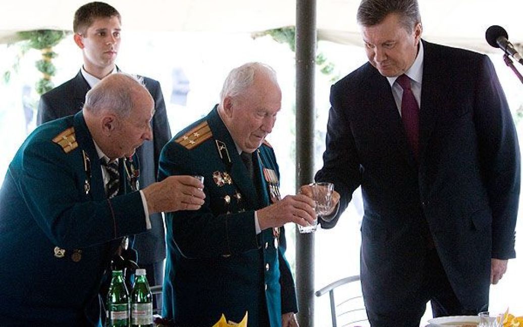 Охоронець президента поспішно приніс стакан, плеснув у нього горілку і передав президенту. / © President.gov.ua