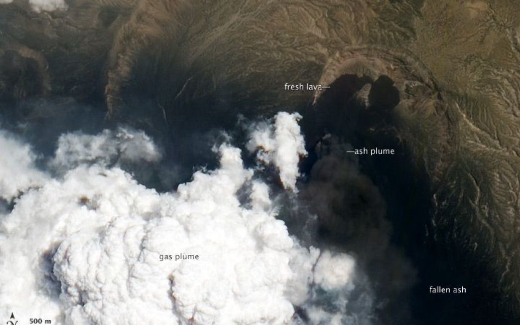 Американський супутник NASA "зазирнув" у жерло вулкана Набро в Еритреї, який почав вивергатися 13 червня / © 