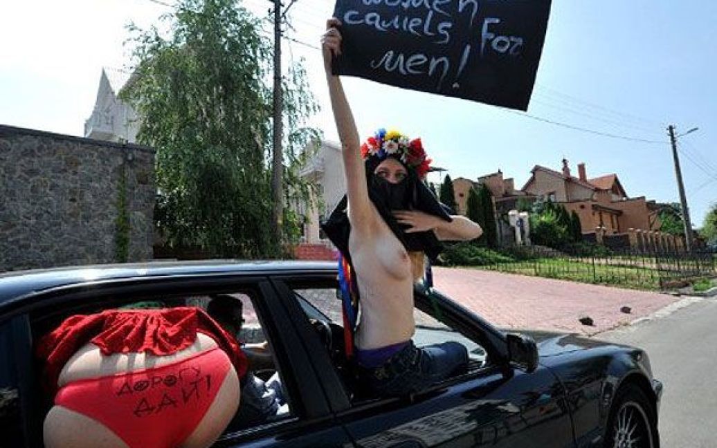 Україна, Київ. Активістки жіночого руху FEMEN вигукують гасла під час топлес-акції протесту "Дай дорогу!" перед посольством Саудівської Аравії в Києві. Українські феміністки підтримали саудівських жінок, яким заборонять сідати за кермо автомобіля з 17 червня. / © AFP