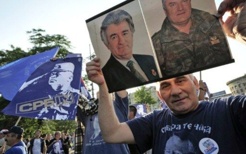 В Сербії залишається чимало людей, які вважають Ратко Младіча героєм, і акції протесту проти його видачі тривають. / © AFP