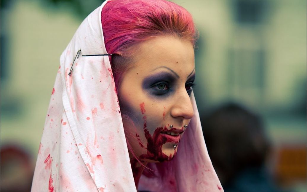 Кілька сотень молодих людей у костюмах "живих мерців" спробували провести традиційний зомбі-флешмоб на Старому Арбаті / © taek.livejournal.com