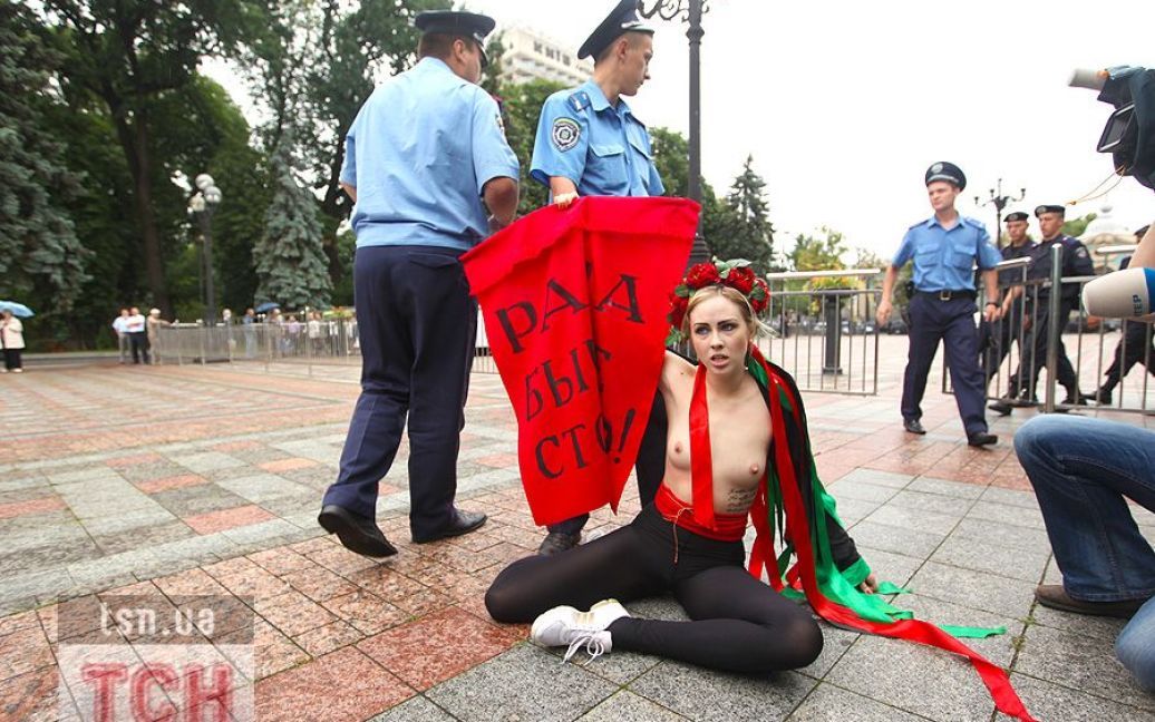 Активістки FEMEN влаштували під Верховною радою топлес-протест "Депутат, не бикуй!" проти пенсійної реформи. / © 