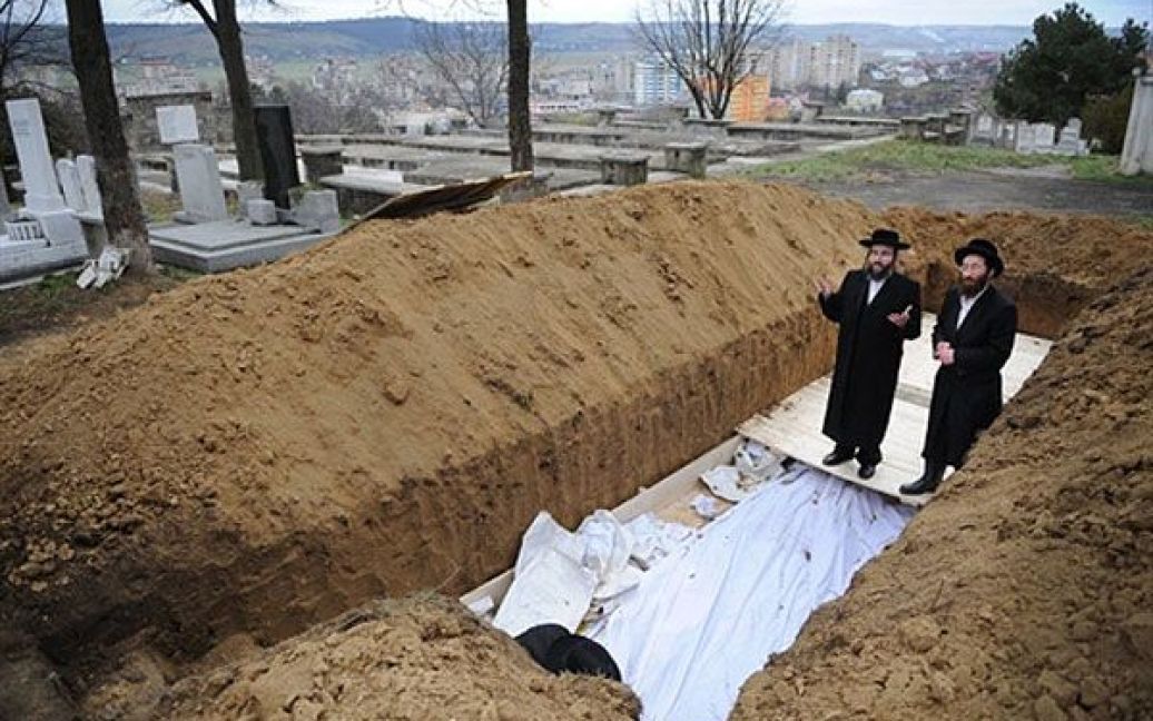Румунія, Ясси. Рабини з Англії і США моляться перед похованням останків 40 євреїв, вбитих під час Голокосту і знайдених у листопаді 2010 року в братській могилі у румунському селі Попрічани. / © AFP