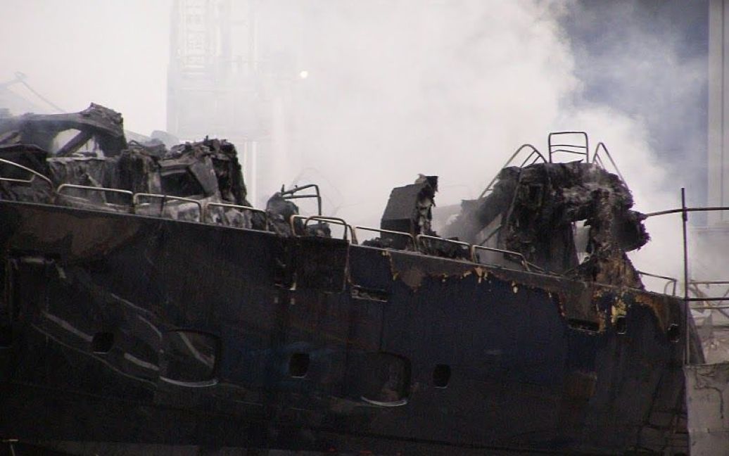 Багатомільйонна яхта, пришвартована в британському порту Poole у графстві Дорсет, спалахнула від удару блискавки. / © Picasaweb.google.com