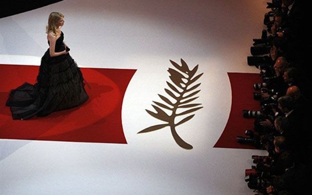 Франція, Канни. Французька актриса та господиня кінофестивалю Мелані Лоран виходить на сцену під час урочистої церемонії відкриття 64-го Каннського фестивалю. / © AFP