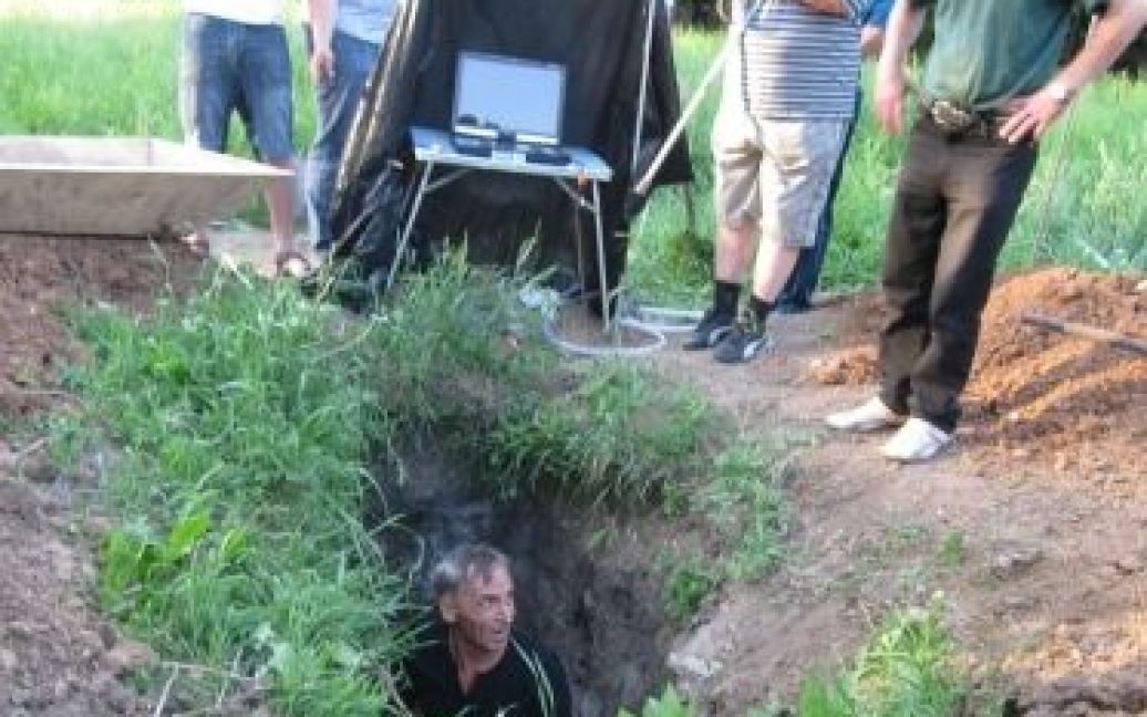 60-річний донецький пенсіонер вирішив провести експеримент та довести, що людина, похована живцем, може вибратися з-під землі самостійно. / © gazeta.ua
