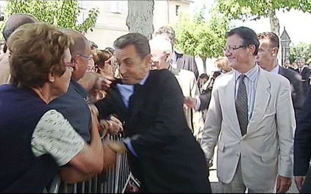 Франція, Бра. Чоловік схопив президента Франції Ніколя Саркозі за піджак, коли той вітав присутніх у місті Бра. Саркозі продовжив свій візит, а чоловіка затримали співробітники служби безпеки. / © AFP