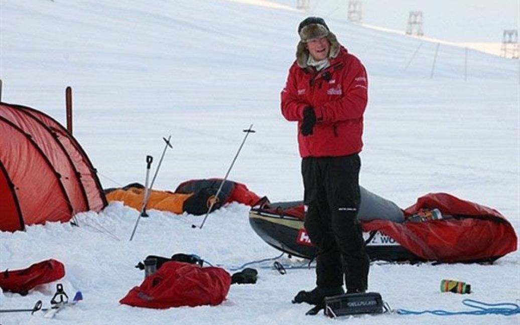 Норвегія, Шпіцберген. Британський принц Гаррі знімає свій намет під час тренування пред експедицією на Північний полюс. Принц Гаррі приєднається до команди протягом перших п&#039;яти днів експедиції. Загалом похід триватиме чотири тижні. / © AFP