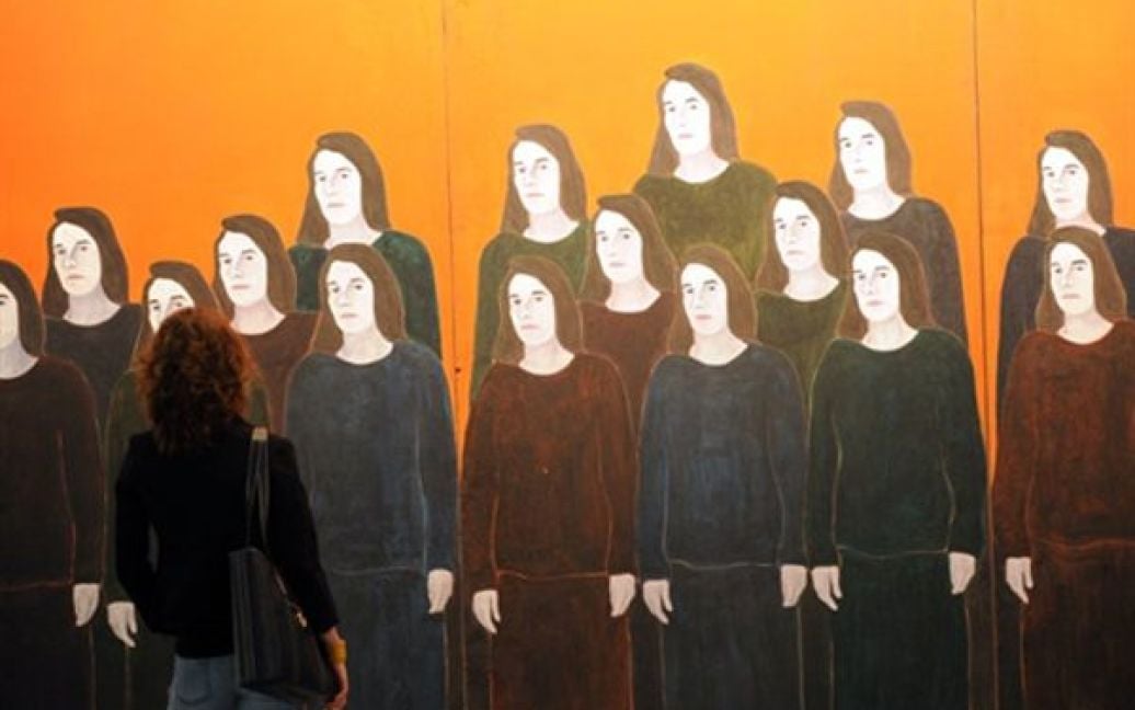 Франція, Тулуза. Відвідувачка розглядає картину "Алжирські жінки" Джаміля Татаха на виставці шедеврів сучасного мистецтва у Тулузі. / © AFP