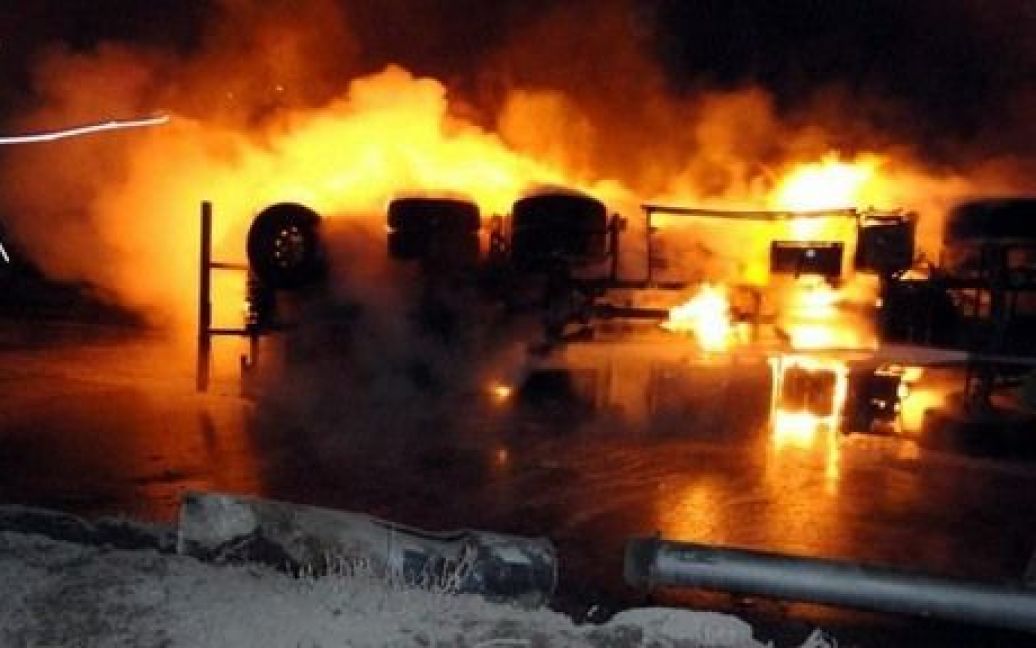 У Саратові перекинувся, а потім загорівся навантажений бензовоз. В результаті повністю, або частково згоріли 40 авто, 3 людей отримали тяжкі опіки / © РБК
