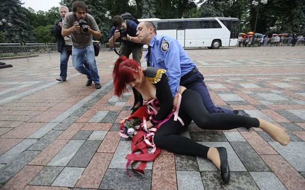 Активістки FEMEN влаштували під Верховною радою топлес-протест "Депутат, не бикуй!" проти пенсійної реформи. / © Жіночий рух FEMEN