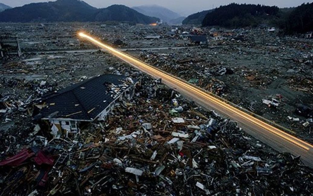 Японія, Рікузентаката. Пошкоджені будинки і сміття на вулицях зруйнованого цунамі міста Рікузентаката, префектура Івате. Наслідки землетрусів та цунамі викликали в Японії найгіршу з часів Другої світової війни кризу, загинули щонайменше 9 тисяч осіб, більше 12 зникли безвісті. / © AFP