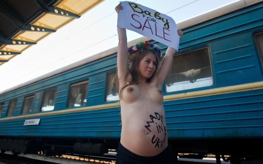 Жіночий рух FEMEN влаштував чергову топлес-акцію протесту на центральному вокзалі у Києві. / © femen.livejournal.com
