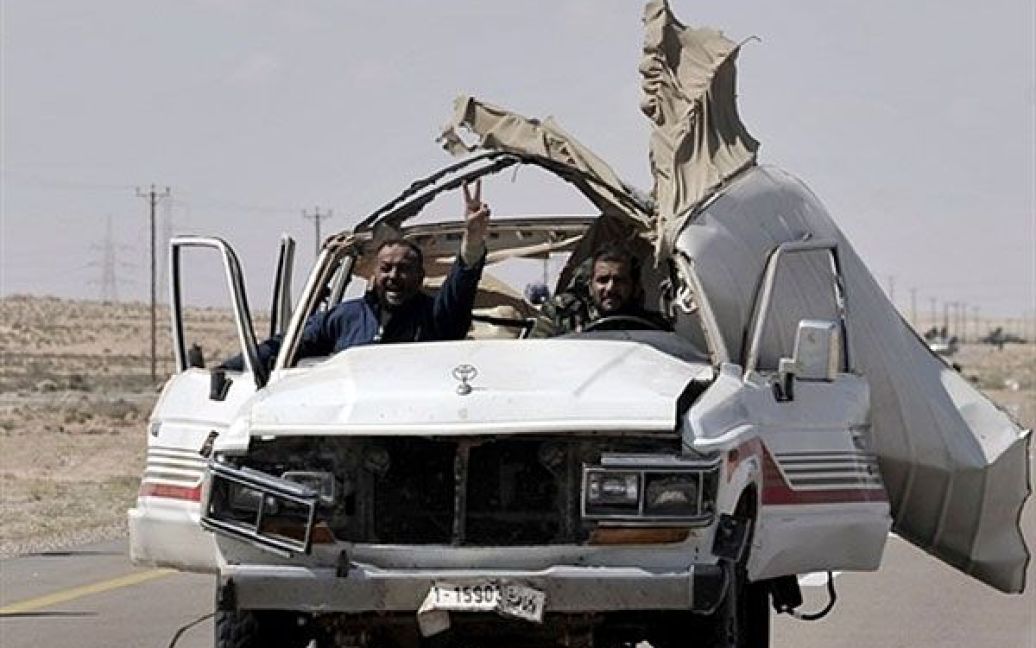 Лівійська Арабська Джамахірія, Брега. Лівійські бойовики повертаються з бою із силами, лояльними до Муаммара Каддафі поблизу міста Брега. / © AFP