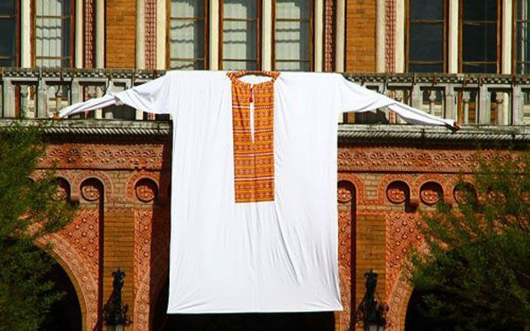 Величезну вишиванку вивісили над входом до будівлі Чернівецького національного університету. / © УНІАН