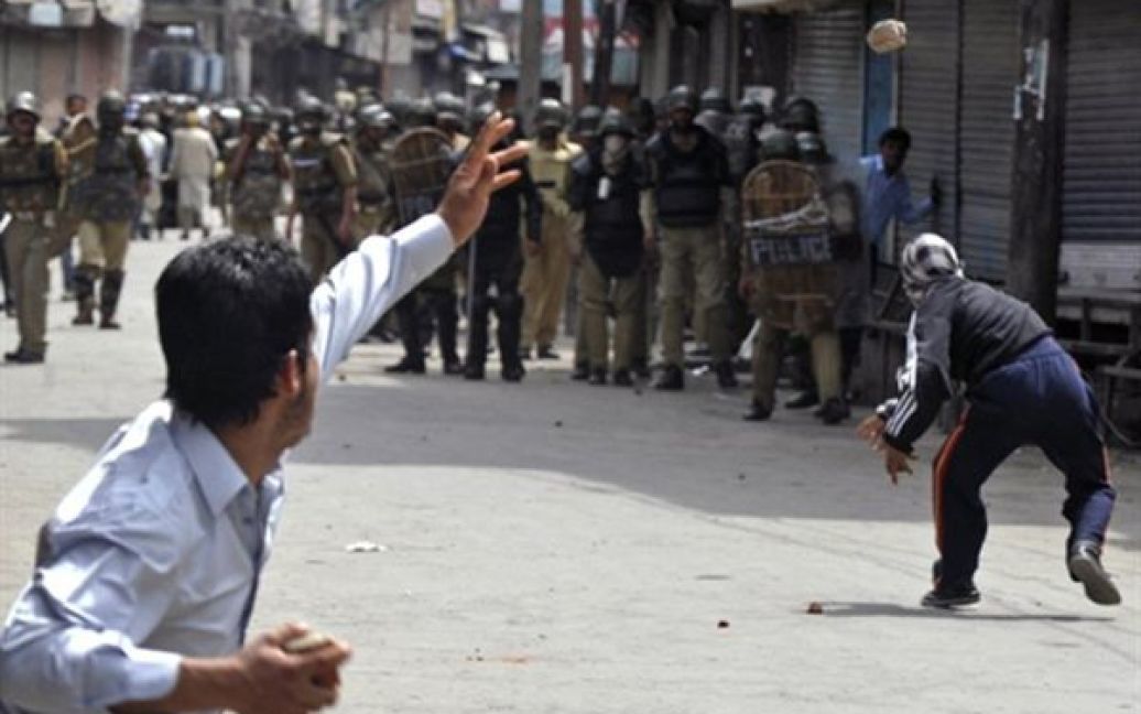 Індія, Срінагар. Кашмірські демонстранти кидають каміння у поліцейських під час акції протесту з вимогою звільнення лідера руху за незалежність Кашміру Мухаммеда Ясина Маліка. Поліцейські були змушені використати сльозоточивий газ для угамування демонстрантів. / © AFP