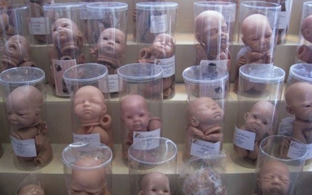 Великобританія, Брентвуд. Пластикові голови і кінцівки "перероджених немовлят", ляльок, зроблених у вигляді справжніх дітей, виставлені на "Ярмарку немовлят" в Брентвуді. / © AFP