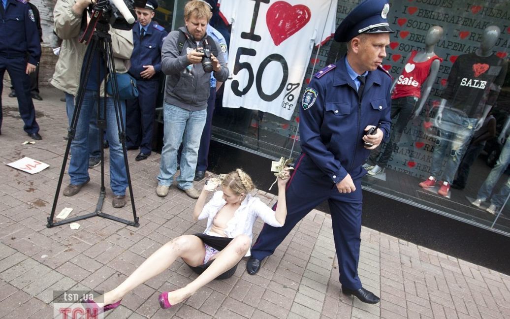 Активістки руху FEMEN в образі Юлії Тимошенко спробували "викупити" екс-міністра Юрія Луценка. / © 