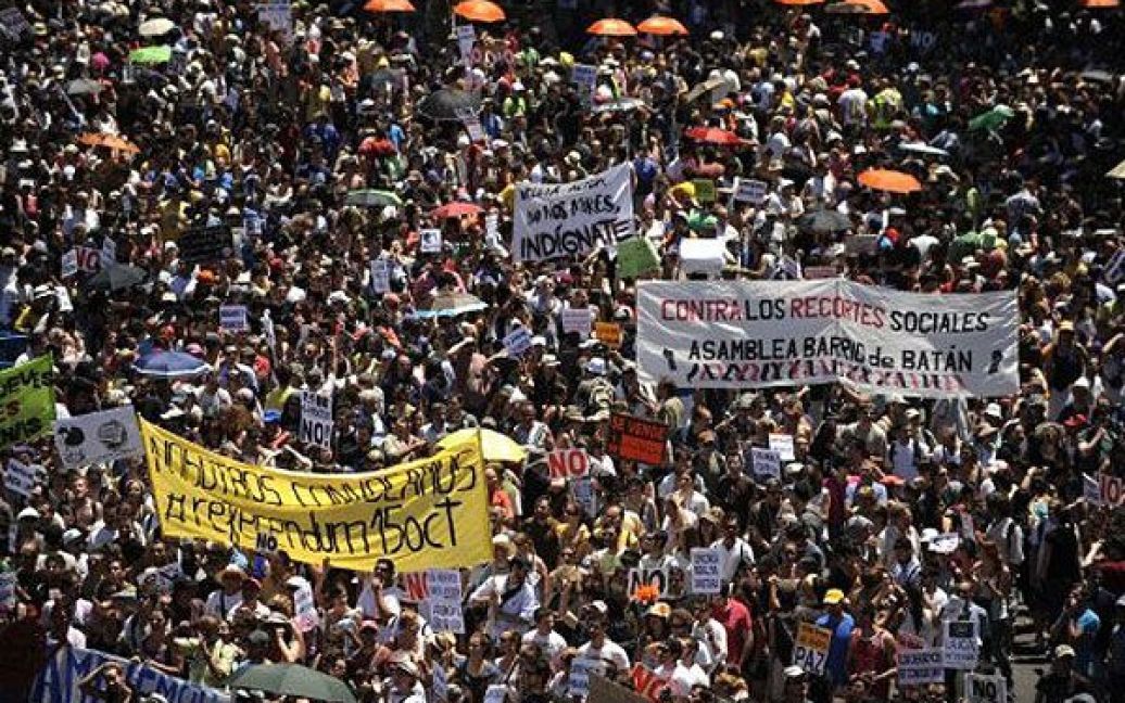 Іспанія, Мадрид. Тисячі демонстрантів взяли участь в мітингу за межами іспанського парламенту в Мадриді в знак протесту проти зростання рівня безробіття і заходів жорсткої економії в країні. / © AFP