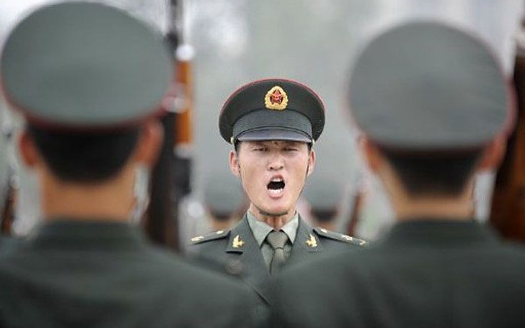 Китай, Пекін. Офіцер командує солдатами Почесної варти китайської Народно-визвольної армії під час тренування в казармах Пекіну. Почесна варта, створена в березні 1952 року, є єдиним підрозділом, який виконує військові почесті під час державних заходів. / © AFP