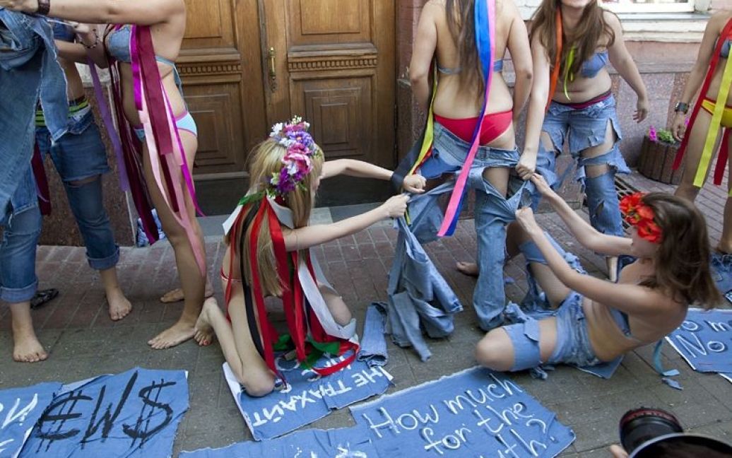 Жіночий рух FEMEN провів акцію "Геть джинсу!", присвячену Дню журналістики. / © 