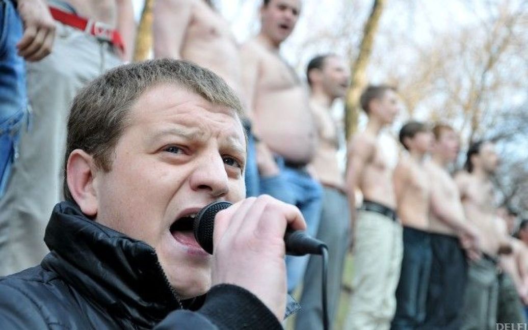 Учасники флешмобу без сорочок скандували "Азарова у відставку!", "Кабінет кровосісєй у відставку!". / © DELFI