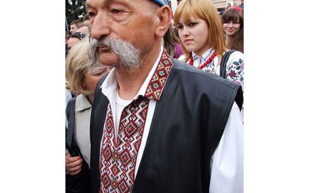 В акції взяли участь кілька тисяч буковинців у різноманітних вишитих сорочках / © УНІАН