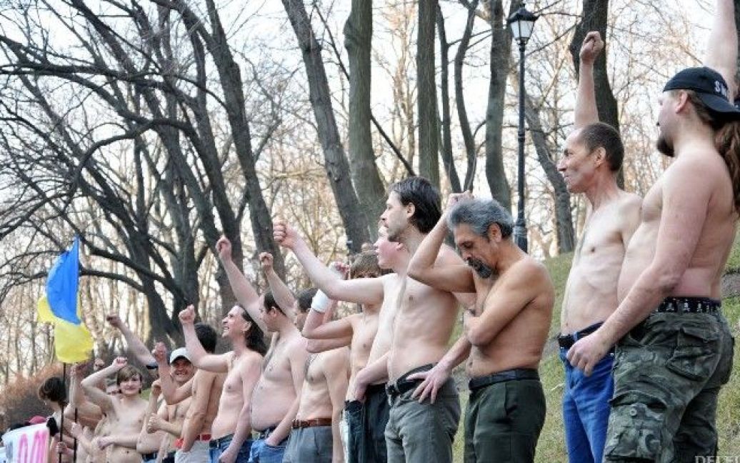 Громадські активісти провели під будівлею Кабінету міністрів в Києві акцію "Віддай останню сорочку Азарову". / © DELFI