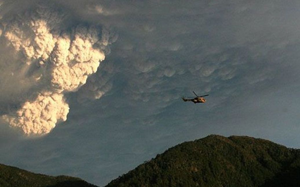 В Чилі через виверження вулканічної гряди Пуйеуе-Кордон евакуюють тисячі людей. Хмара попелу досягла Аргентини. / © AFP