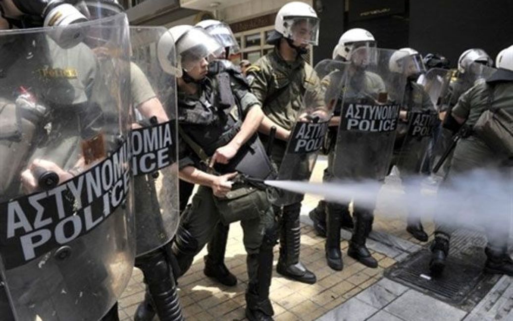 Греція, Афіни. Поліція використовує сльозогінний газ для розгону муніципальних працівників, які вийшли на акцію протесту в Афінах. Працівники оголосили 24-годинний страйк, вони протестували проти суворих урядових заходів економії. / © AFP