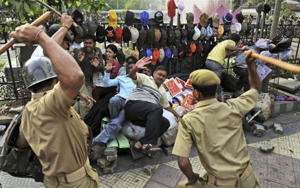Індія, Калькутта. Поліцейські лупцюють працівників швацьких майстерень під час акції протесту проти 100% акцизу на деякі предмети одягу. / © 