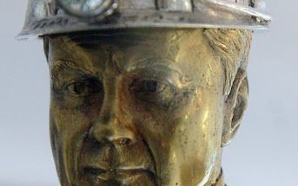 Особливу увагу викликає срібна шахтарська каска на голові президента з діамантовим ліхтариком. / © phylloscopus.livejournal.com