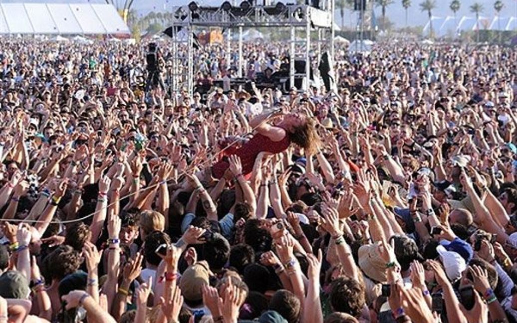 США, Індіо, штат Каліфорнія. Співака Метью Шульца з гурту "Cage the Elephant" несе на руках натовп під час виступу на музичному фестивалі "Coachella". / © AFP