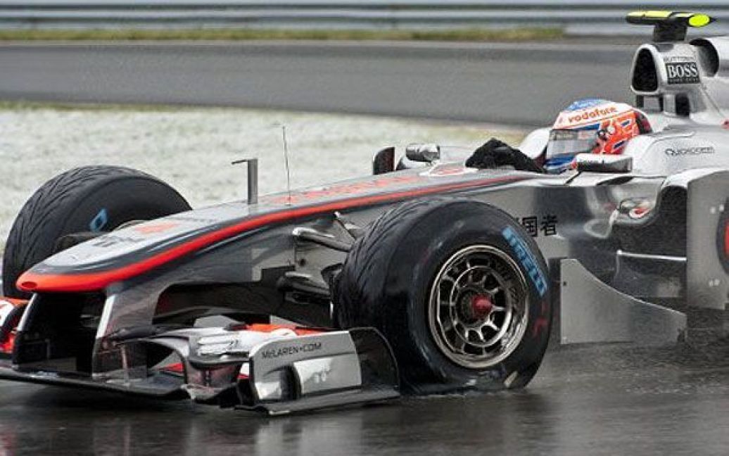 Канада, Монреаль. Британський гонщик команди McLaren Mercedes Дженсон Баттон втратив шину після зіткнення зі своїм товаришем по команді Льюїсом Хемілтоном на трасі Circuit Gilles Villeneuve у Монреалі. / © AFP