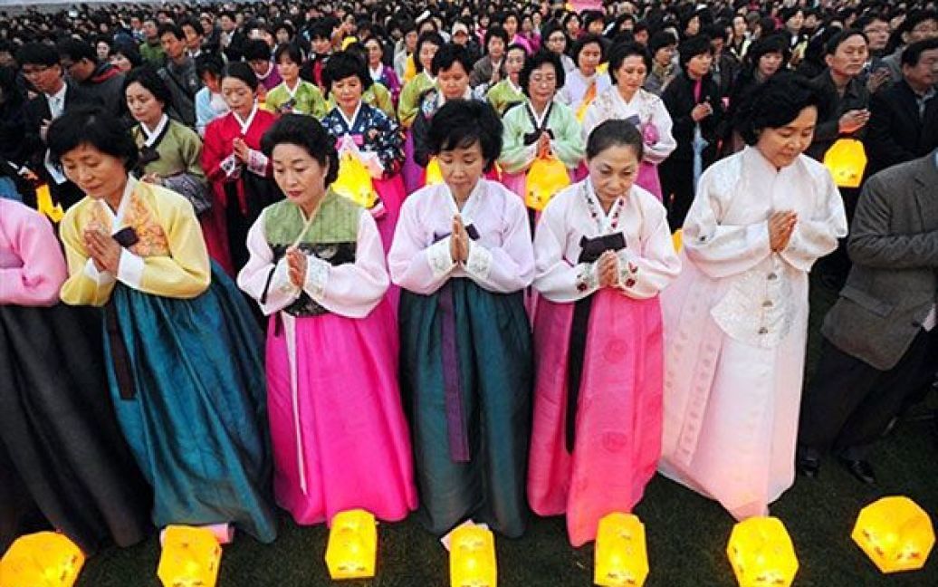 Республіка Корея, Сеул. Південнокорейські буддисти моляться під час церемонії запалювання ліхтарів в Сеулі, доки вони готуються до святкування дня народження Будди 10 травня. / © AFP