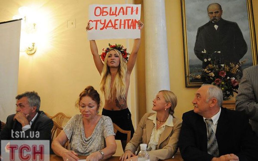 Жіночий рух FEMEN провів топлес-акцію протесту "Євробомж-2012" проти виселення студентів з гуртожитків перед проведенням Євро-2012. / © ТСН.ua
